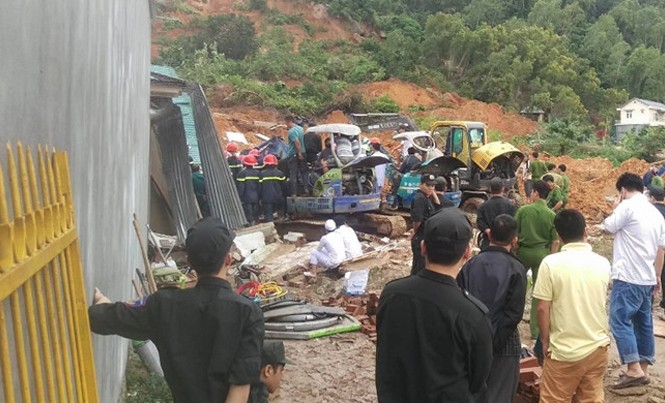 Khẩn trương tìm kiếm hai mẹ con bị núi lở vùi lấp Khẩn trương tìm kiếm hai mẹ con bị núi lở vùi lấp