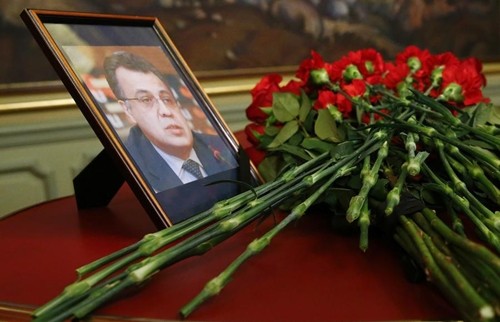 Putin lùi ngày họp báo thường niên để dự tang lễ đại sứ Nga Di ảnh Đại sứ Andrei Karlov bên những bông hoa tưởng niệm ông. Ảnh: AP.