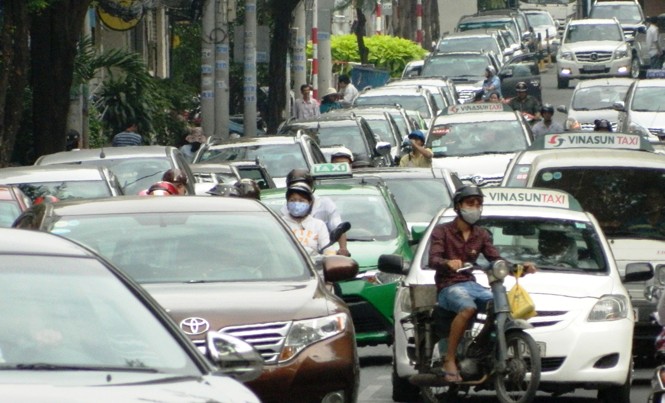 Thu phí ô tô vào trung tâm từ 30.000 đến 50.000 đồng? Trung tâm TPHCM trở nên chật chội vì lưu lượng ô tô ra vào quá lớn.