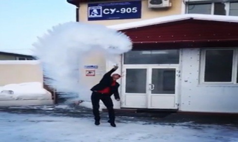 Nước sôi đóng băng trong thời tiết -50 độ C ở Siberia Nước sôi đóng băng trong thời tiết -50 độ C ở Siberia
