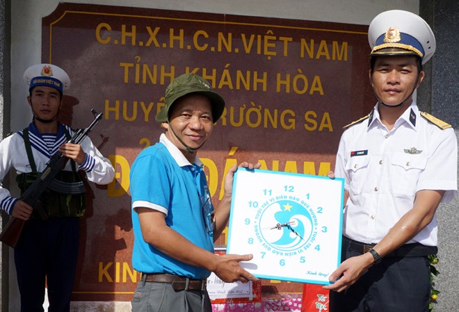 Song Tử Tây trước thềm năm mới 2017 Phóng viên báo Tiền Phong trao quà của CLB Tuổi trẻ vì biển đảo quê hương, Trung tâm tình nguyện quốc gia cho đảo Đá Nam.