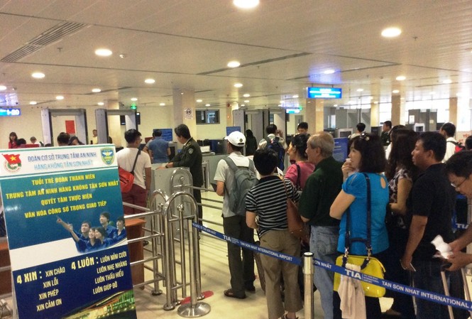 Nữ hành khách 'cầm nhầm' vali chứa hàng hiệu 10.000 USD Hành khách làm thủ tục tại sân bay Tân Sơn Nhất. Ảnh minh họa.