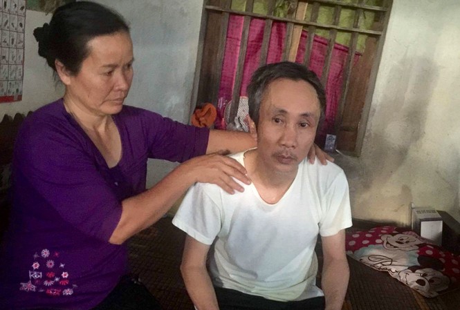 Tòa án Cấp cao tại Hà Nội sẽ bồi thường oan sai cho Hàn Đức Long Ông Hàn Đức Long vừa trở về nhà và được vợ chăm sóc sau 11 năm ngồi tù oan. Ảnh: Bá Đoàn.