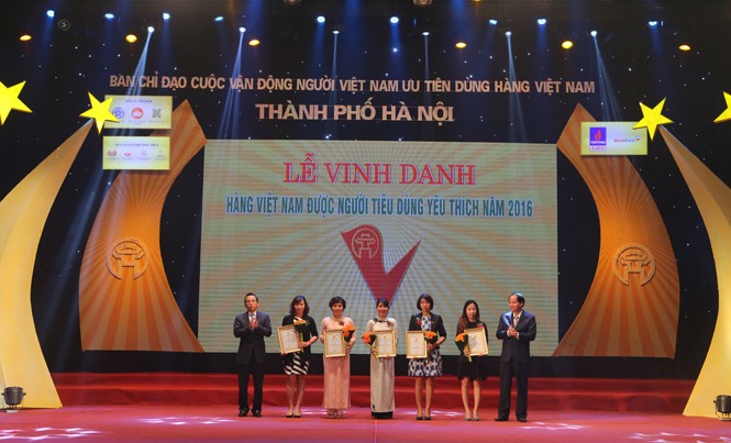 Bình nước nóng Rossi Amore lọt top 5 hàng Việt được yêu thích Đại diện Tập đoàn Tân Á Đại Thành lên nhận giải thưởng.