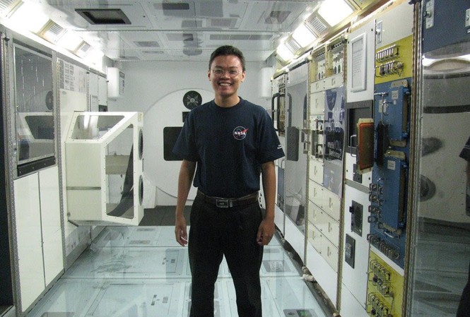 Chàng trai Việt tiết lộ những chuyện hết sức thú vị tại NASA Ngọc bên trong mô hình Trạm Vũ trụ Quốc tế ISS. Ảnh: NVCC.