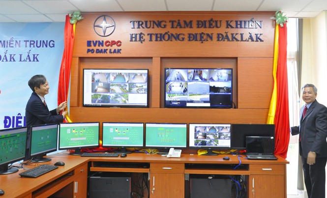 Điện lực Đắk Lắk đón nhận Huân chương LĐ hạng Nhất Ông Trần Đình Nhân (trái) TGĐ TCT Điện lực Miền Trung và ông Nguyễn Văn Thân GĐ Cty Điện lực Đắk Lắk kéo băng khánh thành Trung tâm điều khiển điện từ xa.