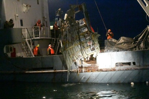 Nga chưa phát hiện dấu hiệu máy bay nổ trước khi rơi Xác máy bay Tu-154 được trục vớt từ đáy biển. Ảnh: Reuters.