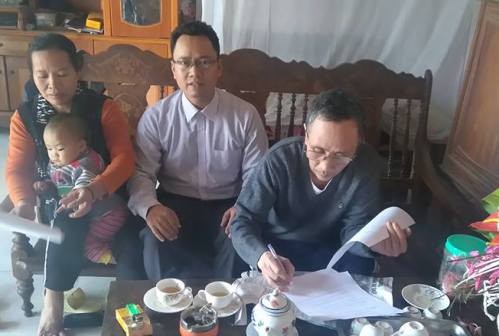 Ông Hàn Đức Long có thể đòi bồi thường oan sai 12-15 tỷ đồng Ông Hàn Đức Long (ngoài cùng bên phải) ký đơn yêu cầu tư vấn pháp lý.