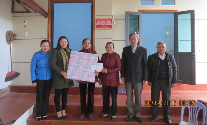 Khánh thành 'Nhà tình nghĩa' cho Cựu Thanh niên xung phong Các đại biểu trao quà cho hộ gia đình cựu Thanh niên xung phong.