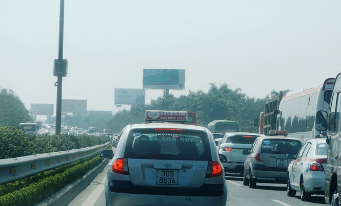 Sắp Tết lo tắc trạm thu phí – Vấn đề nóng bao giờ giải quyết? Cứ mỗi dịp Tết, người đi đường lại ám ảnh tắc đường tại trạm thu phí (cảnh tắc đường hàng km tại Trạm thu phí Pháp Vân – Cầu Giẽ). Ảnh: Bảo An.