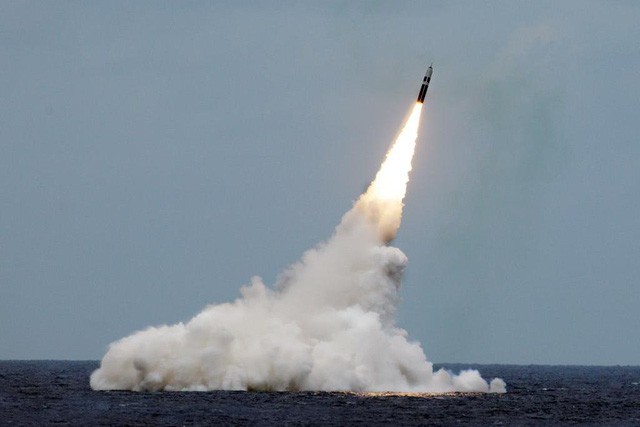 Mỹ bất ngờ phóng thử tên lửa đạn đạo hạt nhân nâng cấp Tên lửa Trident II D5. Ảnh: USNavy.
