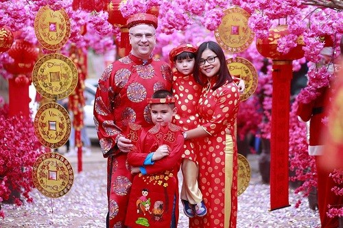 Thầy giáo Tây hơn chục năm đón Tết Việt Thầy Patrick hạnh phúc đón Tết cùng gia đình như một người Việt thực thụ. Ảnh: NVCC.