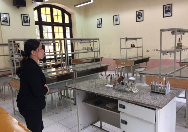 Mới nhất vụ nổ phòng thí nghiệm khiến nữ sinh bỏng nặng Cô Mai Anh trước bàn thực hành Hóa học, nơi xảy ra vụ cháy nổ khiến học sinh bị bỏng.