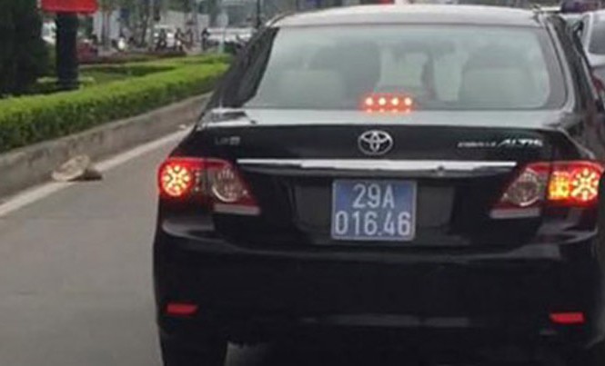 Phạt tiền, tước bằng tài xế Cục thuế Hà Nội lấn làn buýt nhanh Xe biển xanh của Cục Thuế Hà Nội lấn làn buýt nhanh bị người dân ghi lại.