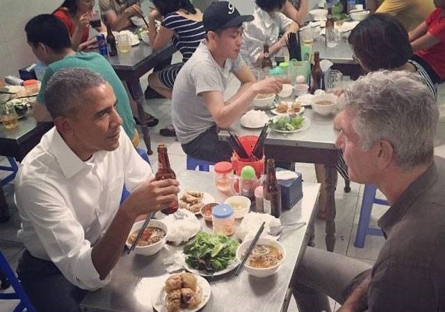 Đầu bếp Mỹ mê bún chửi và tình yêu sâu đậm dành cho Việt Nam Anthony Bourdain và ông Obama thưởng thức bún chả Hương Liên khi thăm Việt Nam. Nguồn: Tribune.com.pk.