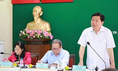 'Nhà ở xã hội giá 15 triệu đồng/m2, công nhân nào mua nổi' Bí thư Thành ủy Đinh La Thăng yêu cầu Sở Xây dựng TP nghiên cứu xây nhà ở xã hội giá 5 triệu đồng/m2.