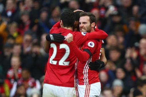 Vì sao Mata ném giày khi ăn mừng bàn thắng vào lưới Watford? Juan Mata ném giày sau khi ghi bàn vào lưới Watford.
