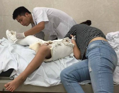 Vụ học sinh gãy chân, chuyển hồ sơ lên phòng trọng án Mẹ ôm Trần Chí Kiên khi em điều trị tại Bệnh viện Việt Đức. Ảnh: NVCC.