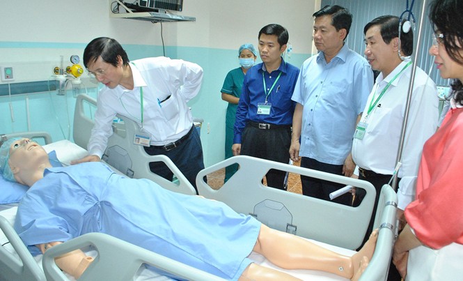 Bí thư TPHCM: “Phải bỏ ngay tiêu chuẩn tuyển sinh lấy hộ khẩu thành phố” Bí thư Thành ủy TPHCM Đinh La Thăng làm việc với trường ĐH Y Khoa Phạm Ngọc Thạch chiều 22/2.