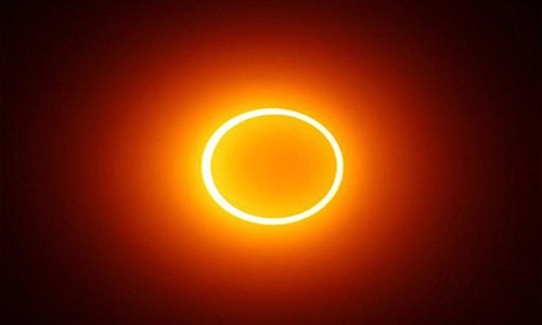 Thế giới sắp đón nhật thực rực sáng hình vòng tròn lửa Nhật thực hình khuyên xảy ra khi Mặt Trăng không đủ lớn để che khuất toàn bộ Mặt Trời. Ảnh: Telegraph.