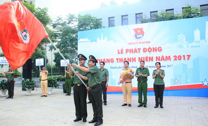 Tuổi trẻ Công an TPHCM sôi nổi ra quân Tháng thanh niên 2017 Đại tá Trang Viết Thanh, Trưởng phòng PX15, Công an TPHCM trao cờ lệnh ra quân Tháng thanh niên năm 2017 trong tuổi trẻ CATP.