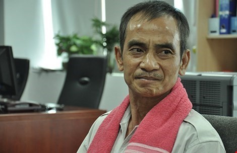 Ông Nén nhận quyết định bồi thường 10 tỷ cho 17 năm tù oan Hai năm sau khi giải oan, ông Nén nhận quyết định bồi thường. Ảnh: Pháp Luật TP.HCM.