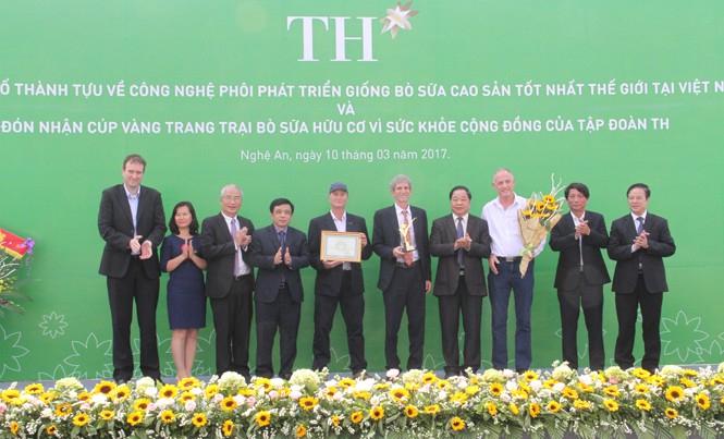 Tập đoàn TH đón nhận Cúp vàng trang trại bò sữa organic Tập đoàn TH vinh dự đón nhận Cúp vàng trang trại bò sữa organic.