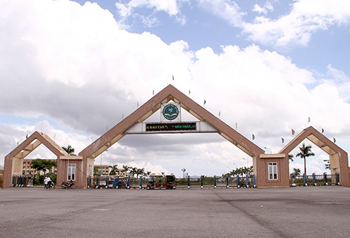 Nhiều thanh niên cầm vỏ chai gây loạn đả trước cổng trường đại học Cổng Đại học Hà Tĩnh, nơi xảy ra hỗn chiến. Ảnh: Đức Hùng.