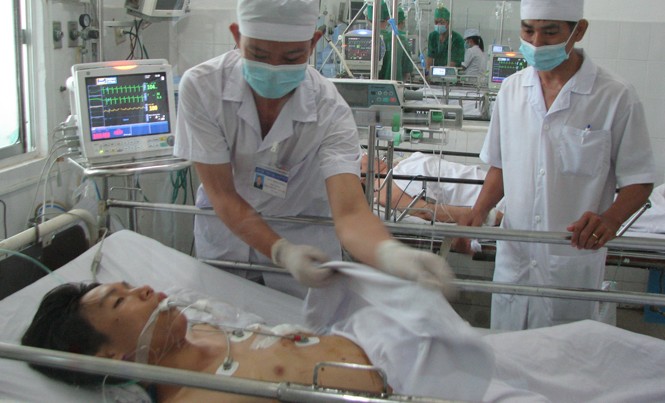 Đi bán vé số, một thanh niên bị kẻ ngáo đá đâm thủng phổi Anh Tiến đang nằm điều trị tại bệnh viện quân y 121.