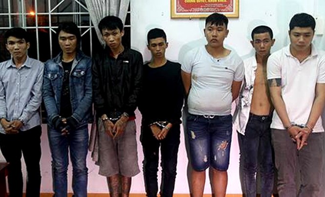 Hàng chục thanh niên mang dao, súng đi Bảy thanh niên bị tạm giữ.