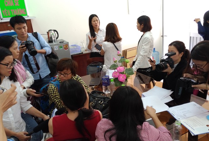 Tin mới vụ bé lớp 1 nghi bị xâm hại ở trường Chị M.C (áo đỏ, quay lưng) đang làm việc với các phóng viên tại Hội Bảo vệ quyền trẻ em ngày 13/3.