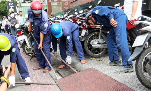TP HCM kẻ vạch sơn, lắp biển báo để xử lý chiếm vỉa hè Thảnh ủy TP HCM yêu cầu các cơ quan chức năng tổ chức kẻ vạch sơn, lắp biển báo đồng bộ ở các khu vực vỉa hè cấm kinh doanh, để xe để có căn cứ xử lý. Ảnh: H.C.