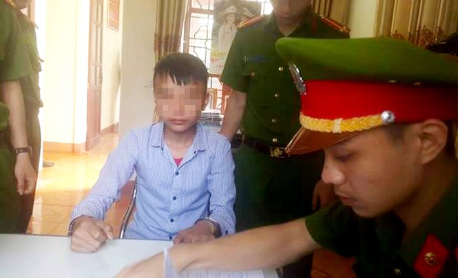 Thiếu niên 15 tuổi xâm hại bé gái hàng xóm Nghi phạm Lê Bá Khánh Trình tại CQĐT.