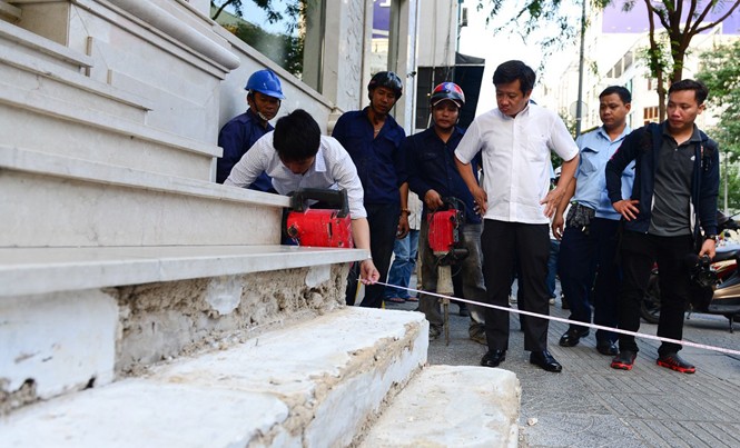 Ông Đoàn Ngọc Hải: 'Bảo kê vỉa hè là có thật' Ông Đoàn Ngọc Hải chỉ đạo đập bậc tam cấp một khách sạn lấn chiếm vỉa hè.