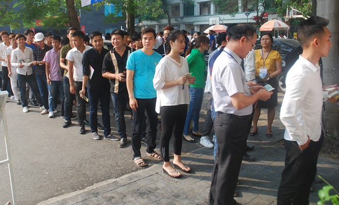 Thi chọn 3.600 lao động đi Hàn Quốc Người lao động xếp hàng vào phòng thi tiếng Hàn năm 2016. Ảnh: Long Phương.