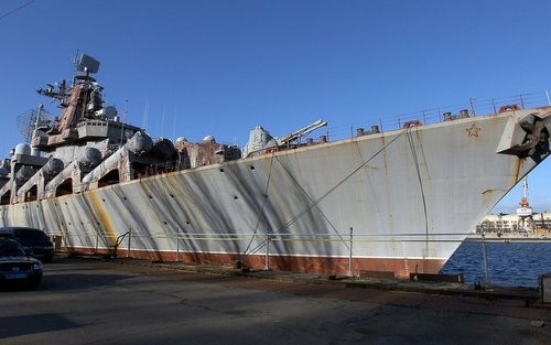 Ukraine bán sắt vụn tàu tuần dương hạng nặng để trả lương công nhân Tàu Ukrayina trong tình trạng hư hỏng nặng. Ảnh: Sputnik.