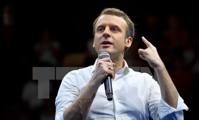 Gay cấn cuộc đua bầu cử Tổng thống Pháp Ứng cử viên Tổng thống Pháp Emmanuel Macron trong chiến dịch tranh cử ở Saint-Denis ngày 25/3 vừa qua. Ảnh: AFP/TTXVN.