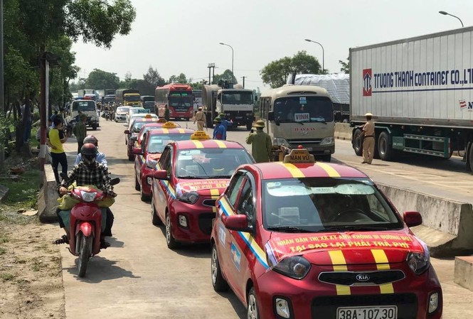 Người dân dùng tiền lẻ để phản đối trạm thu phí cầu Rác Hơn 100 xe ô tô của người dân TX Kỳ Anh tập trung tại Trạm thu phí cầu Rác để phản đối việc thu phí.