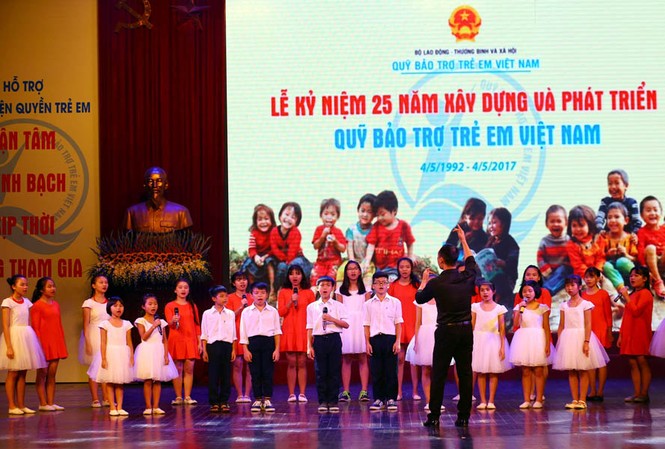 Kỷ niệm 25 năm Quỹ Bảo trợ trẻ em Việt Nam Quang cảnh lễ kỷ niệm 25 năm Quỹ bảo trợ trẻ em Việt Nam.