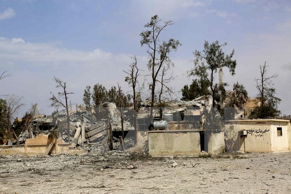 Bản tin 8H: Nga muốn thiết lập 4 khu vực giảm căng thẳng tại Syria Cảnh đổ nát sau cuộc giao tranh giữa SDF và phiến quân IS ở Tabqa ngày 30/4. Nguồn: AFP/TTXVN.