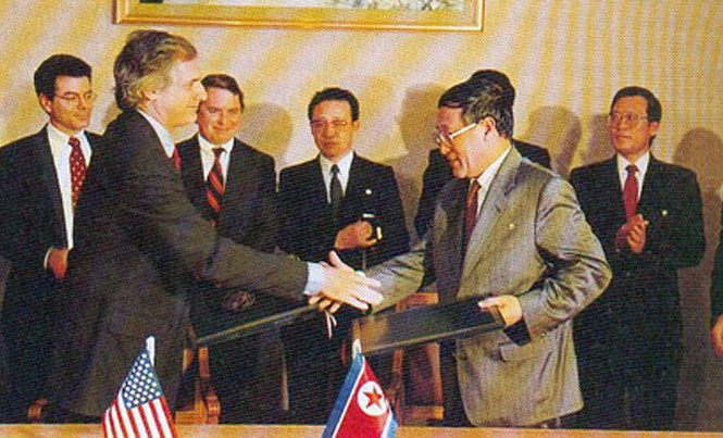 Cuộc khủng hoảng hạt nhân đầu tiên trên Bán đảo Triều Tiên Triều Tiên tuyên bố thỏa thuận hạt nhân năm 1994 đạt được với Mỹ vô hiệu, sau khi Mỹ quyết định ngừng chuyển dầu cho Triều Tiên. Ảnh: asiaobserver.org.