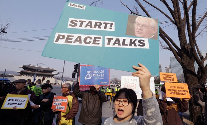 Đàm phán 6 bên sụp đổ Một cuộc tuần hành ở Seoul phản đối chuyến thăm của Ngoại trưởng Mỹ Rex Tillerson đến Hàn Quốc gần đây. Ảnh: Ahn Young-Joon.