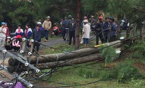 Bản tin 14H: Con trai cô giáo trong vụ trụ điện đổ cũng bị tử vong Hiện trường vụ việc.