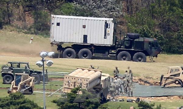 Bản tin 20H: Người dân Hàn Quốc xin lệnh chống lại việc triển khai THAAD Các trang thiết bị cần thiết cho việc lắp đặt THAAD được vận chuyển tới Seongju, đông nam Hàn Quốc ngày 27/4. Nguồn: Yonhap/TTXVN.
