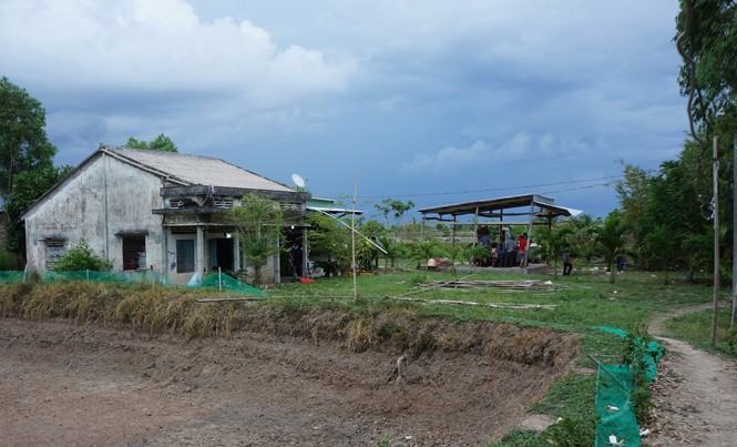 Bi kịch khiến người chồng điên loạn xả súng giết vợ rồi tự sát Ngôi nhà của cha ông Tiêu Văn Lợi cho mượn ở nuôi tôm thành chỗ tự sát.