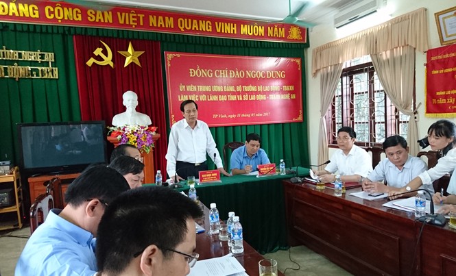 Nghệ An giải quyết cơ bản hồ sơ người có công tồn đọng Bộ trưởng LĐ-TB&XH Đào Ngọc Dung (đứng) làm việc với lãnh đạo tỉnh Nghệ An về chính sách người có công.