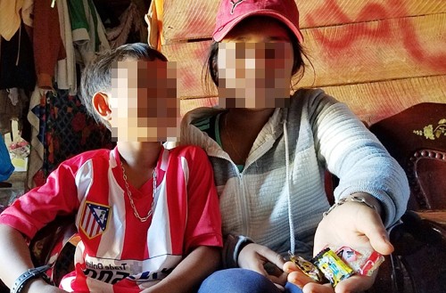 Ăn bánh của nhóm thanh niên lạ, 59 người nhập viện Chị em bé H’Quỳnh Byă và kẹo của nhóm người lạ khiến nhiều người nhập viện. Ảnh: Kh.Uyên.