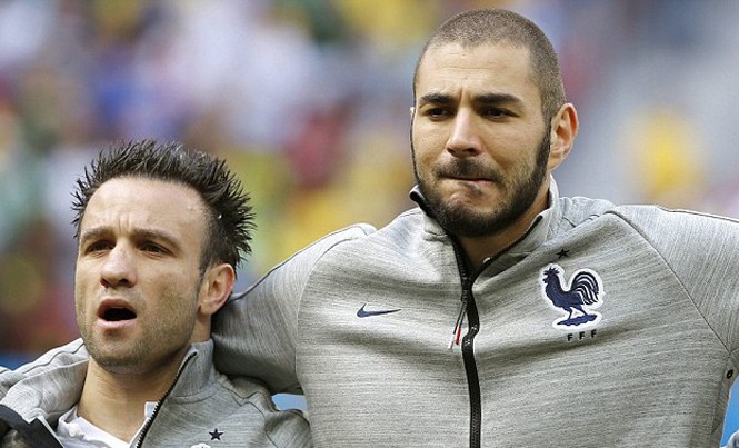 Ngôi sao Real nghẹn ngào nhắc lại bê bối clip sex Benzema và Valbuena rất thân thiết trước vụ bê bối.