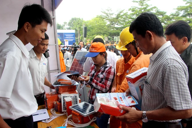 Tiết kiệm điện để ứng phó với biến đổi khí hậu Trưng bày, giới thiệu các sản phẩm tiết kiệm điện trong công nghiệp và dân dụng.