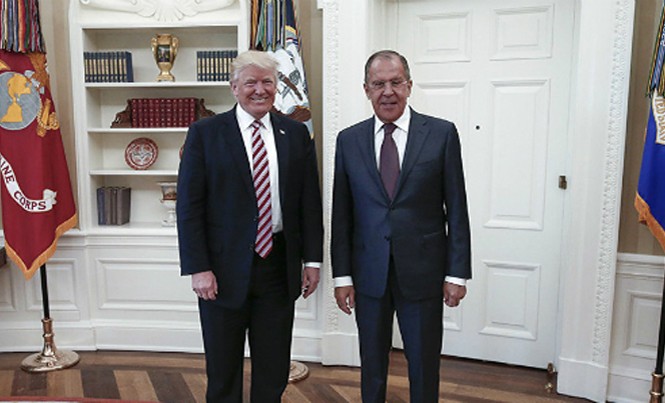 Nga bác tin trao đổi với ông Trump về vụ sa thải giám đốc FBI Tổng thống Mỹ Trump (trái) và Ngoại trưởng Nga Sergey Lavrov gặp nhau tại Nhà Trắng ngày 10/5. Ảnh: AFP.
